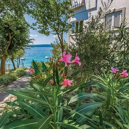 2 Bedroom Cozy Apartment In Selce Selce