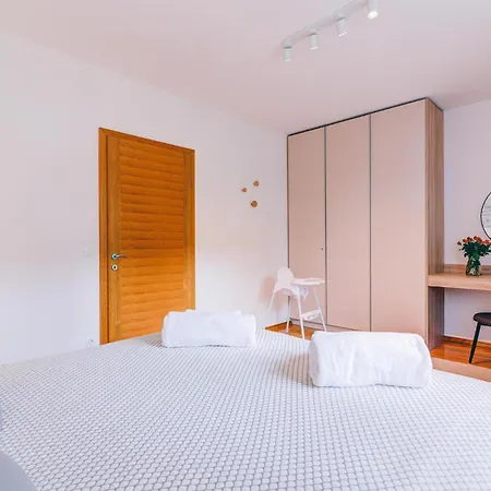 2 Bedroom Cozy In Appartement *